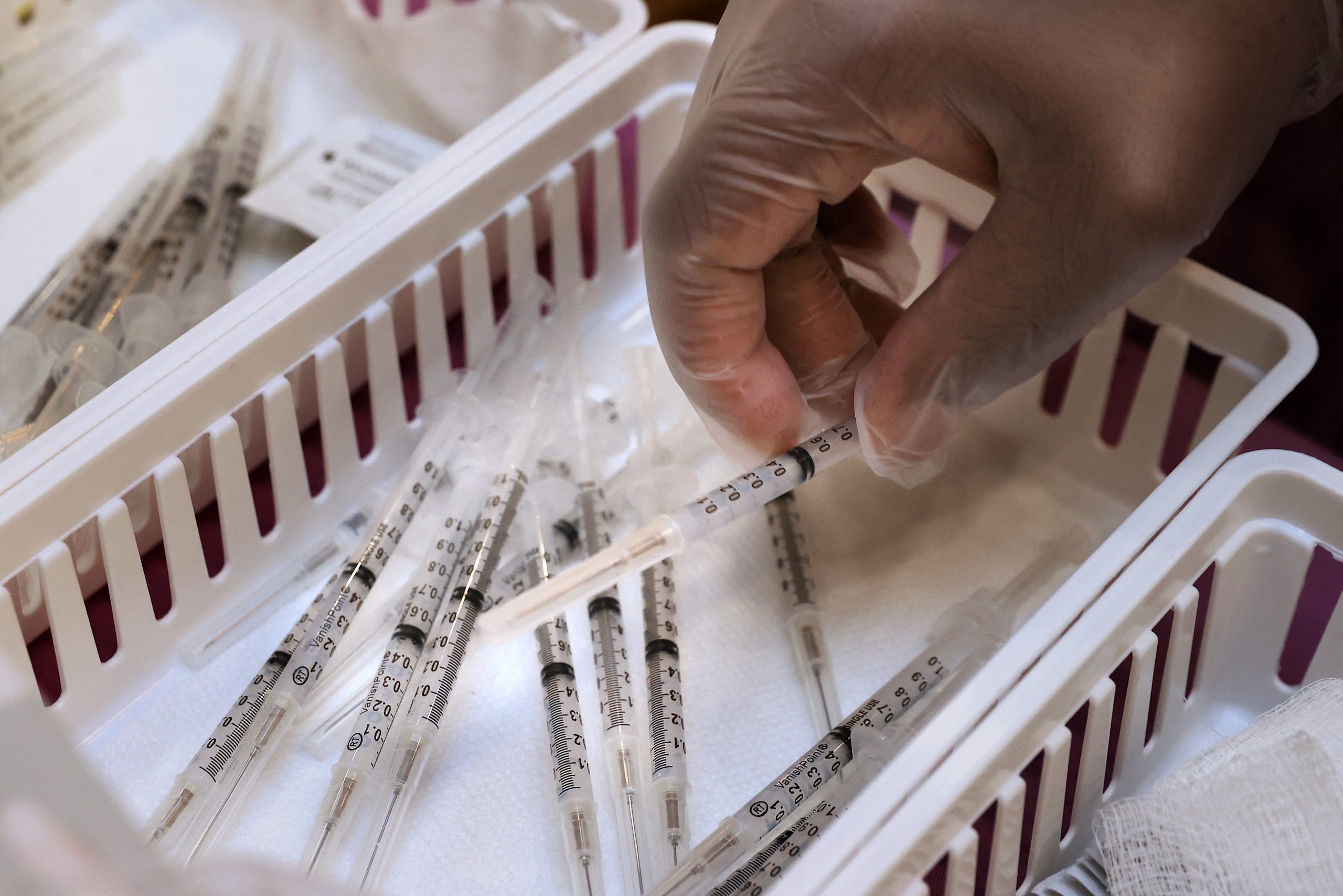 Algunos países se apresuran en vacunar a toda la población cuando otros países no tienen nada. Foto: Chip Somodevilla/Getty Images North America/Getty Images via AFP