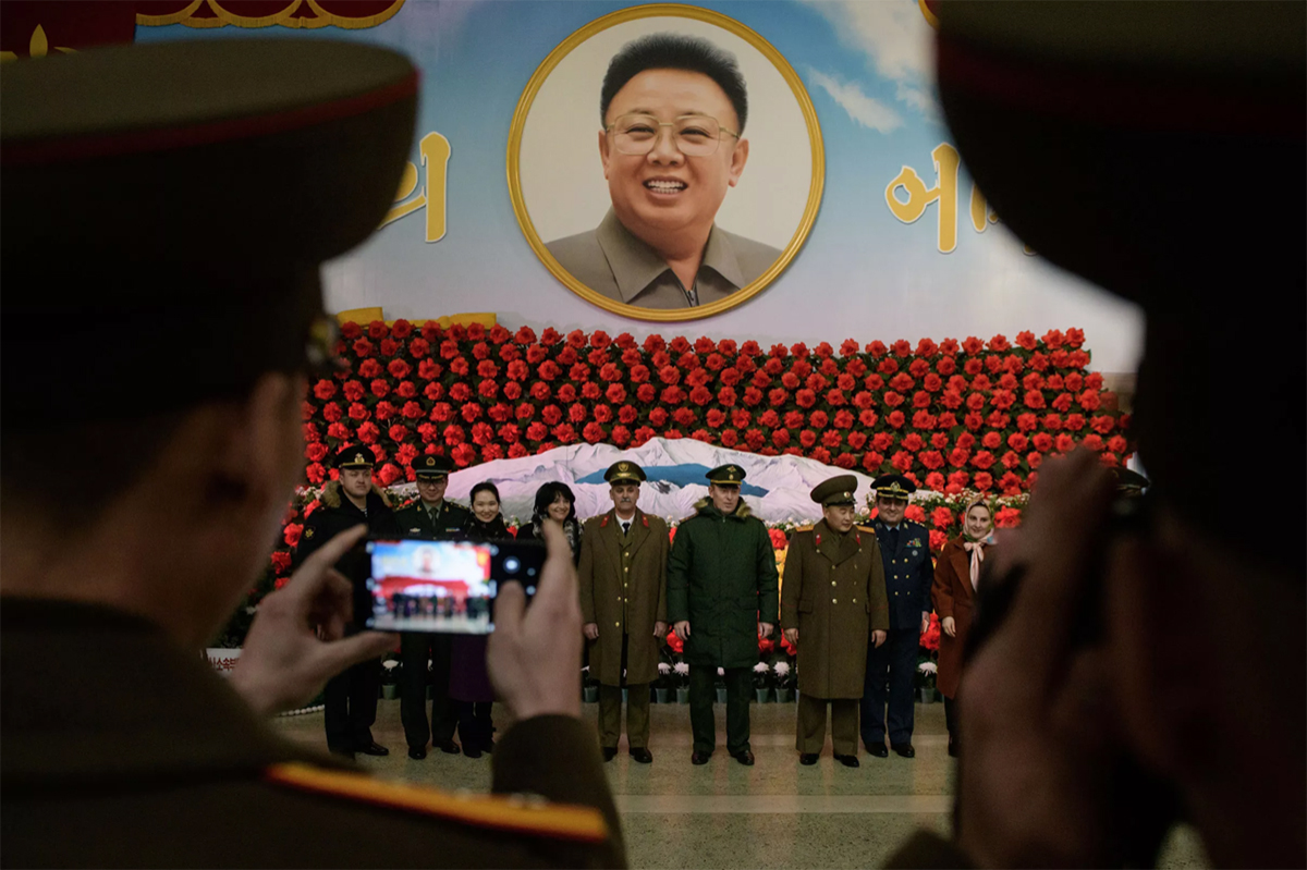 Soldados de Rusia, Irán, China y Corea del Norte posan para una foto frente a una pantalla en una exhibición floral de 'Kimjongilia' para celebrar al difunto líder supremo Kim Jong Il en Pionyang, el 14 de febrero de 2019. Foto: Ed Jones/AFP/Getty