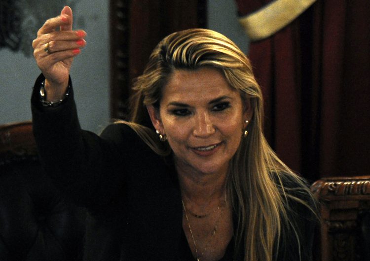 La Fiscalía de Bolivia ordena aprehender a la expresidenta Jeanine Áñez