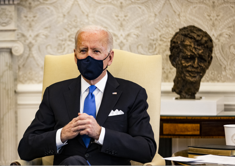 ‘Lo último que necesitamos es el pensamiento neandertal’, dice Biden sobre retiro de medidas anti-COVID