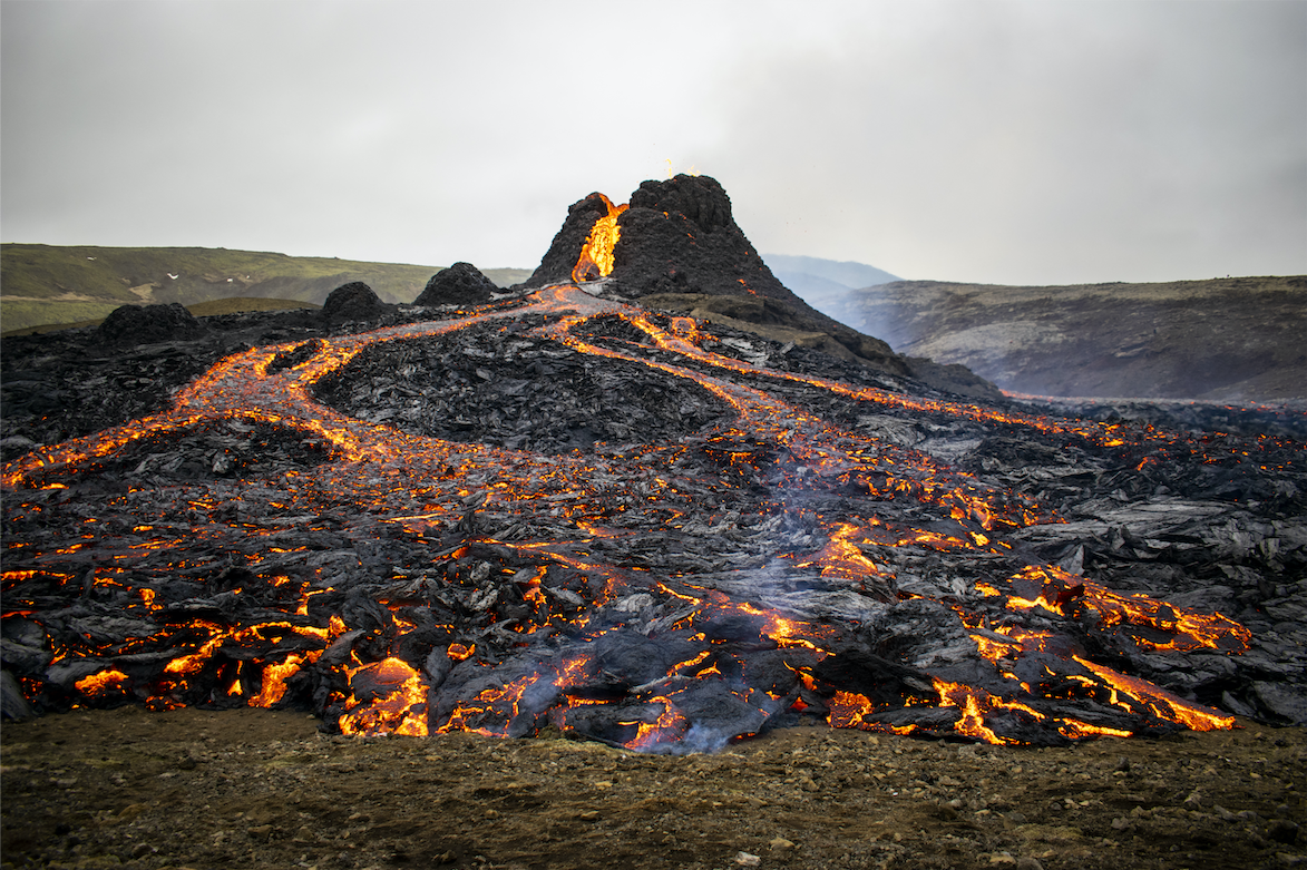 Se estima que el volcán ya escupió 300,000 metros cúbicos de lava. Foto: Jeremie Richard/AFP