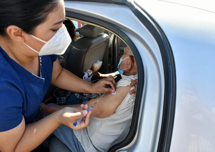 Inicia vacunación masiva para adultos mayores en el FEX en Mexicali
