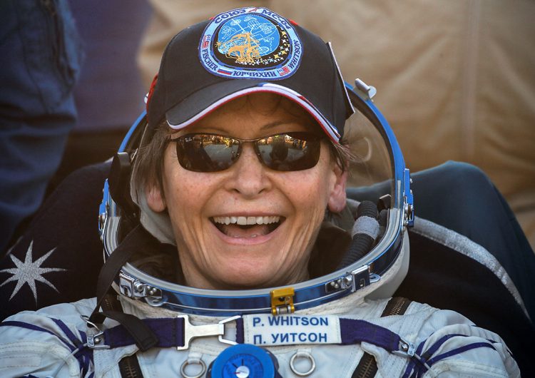 La primera mujer podría viajar a la luna en 2024