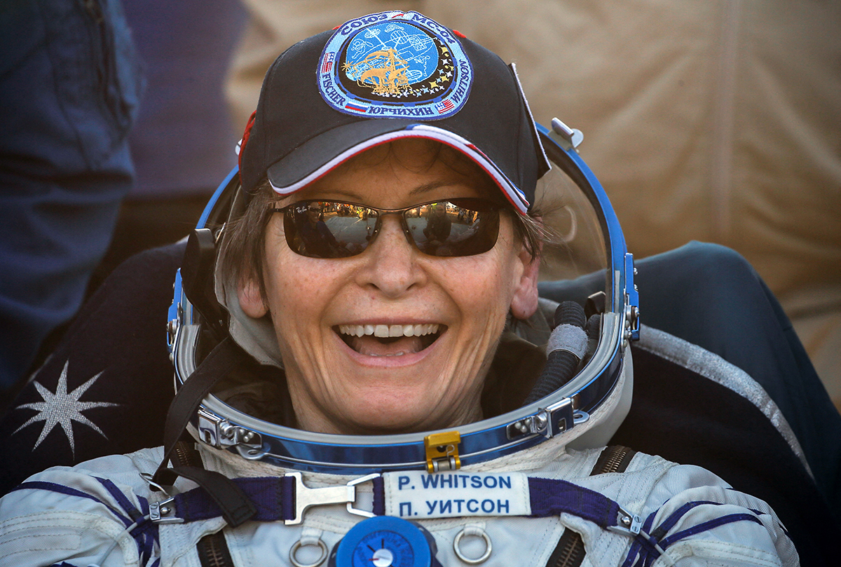 La mujer que más tiempo ha pasado en el espacio es la astronauta Peggy Whitson. Foto: Sergei Ilnitsky/Pool/AFP