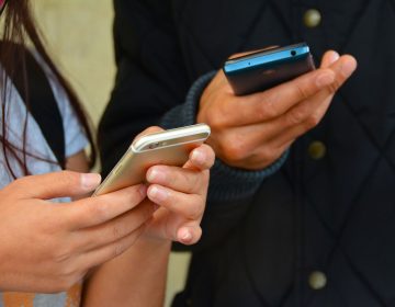 ¿Te duelen los pulgares? Las lesiones por usar el celular están a la orden del día