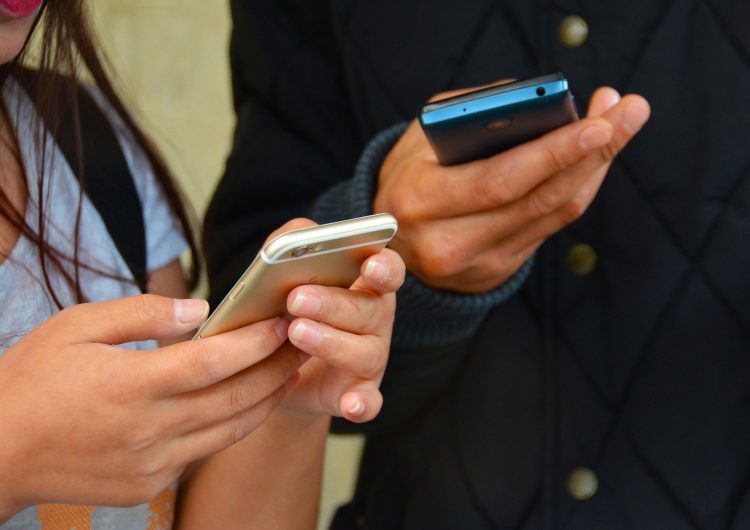 ¿Te duelen los pulgares? Las lesiones por usar el celular están a la orden del día