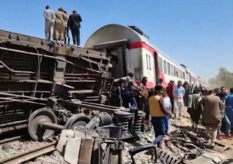 Video muestra la destrucción provocada por el choque de trenes en Egipto que dejó 32 muertos