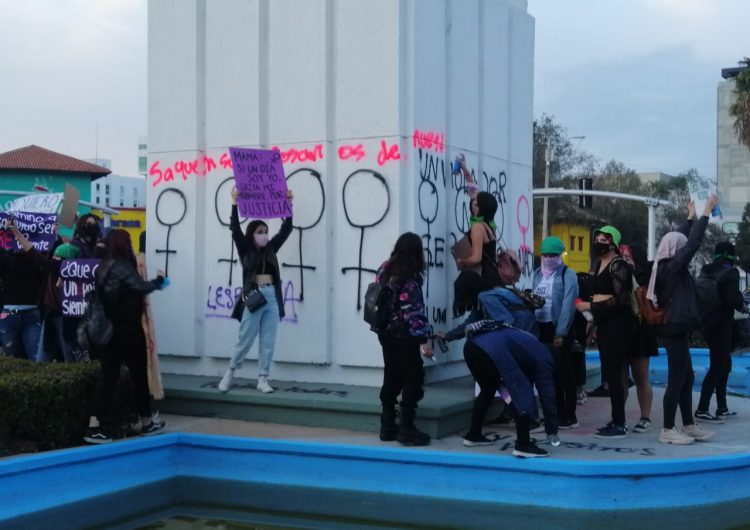 “Estado feminicida”, “Ni una muerta más” y “No estás sola”, entre las pintas y consignas del 8M en Tijuana