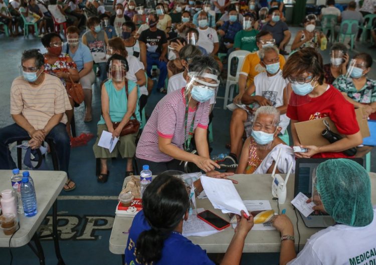 Filipinas investiga la muerte de un hombre obligado a hacer 300 sentadillas por saltarse el toque de queda