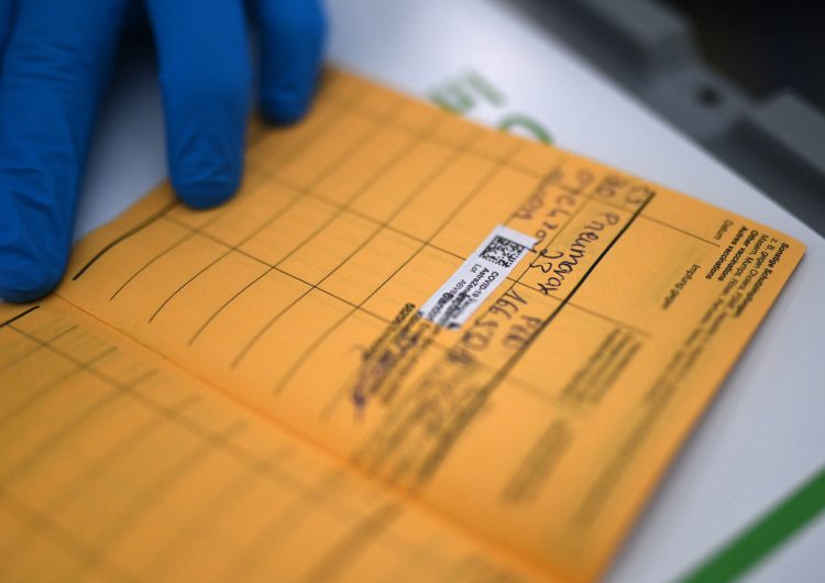 OMS rechaza uso obligatorio del pasaporte de vacunación en viajeros internacionales
