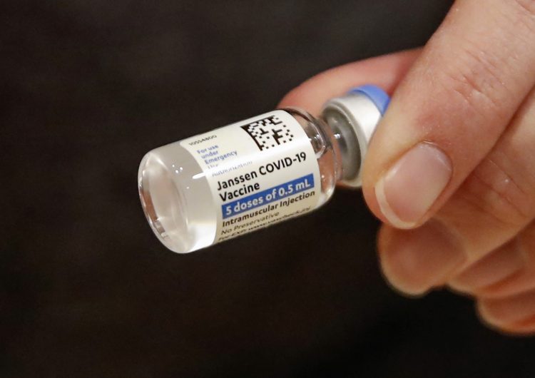 EU recomienda suspender uso de vacuna de Johnson & Johnson tras 6 casos de trombosis