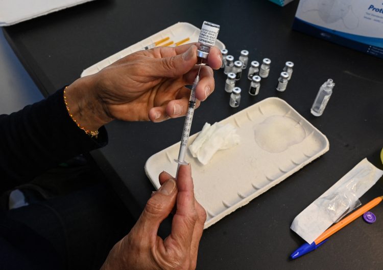 España inicia ensayo para suministrar vacuna Pfizer a personas que recibieron dosis de AstraZeneca