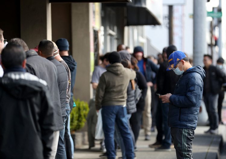 Autoridad sanitaria de EU opina que población completamente vacunada puede estar sin cubrebocas en exteriores