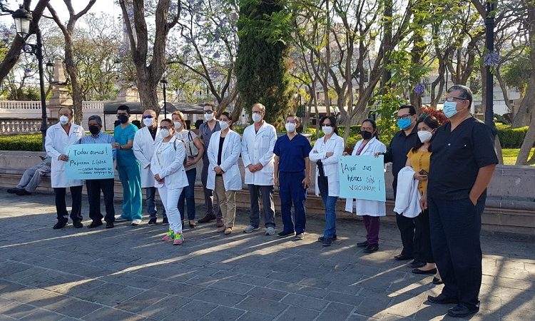 Se manifiestan médicos del sector privado de Aguascalientes para exigir vacunas