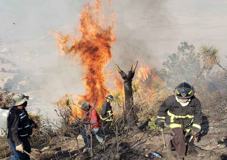 Aún sin control el incendio forestal de Tetela de Ocampo