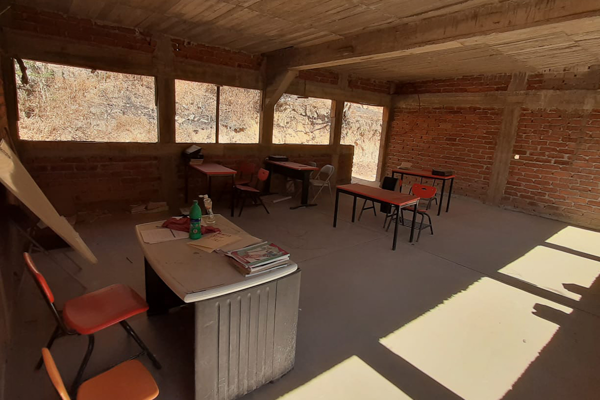 En esta aula, que incumple la norma de infraestructura educativa, imparten clases a 13 estudiantes, entre los niveles de preescolar y secundaria, tres veces por semana. Foto: César Barrera Vázquez