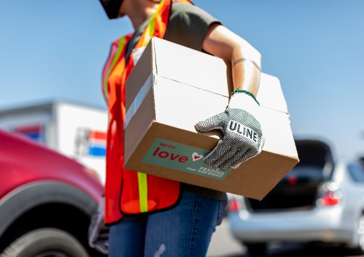 Continúa Feeding San Diego distribución masiva de alimentos