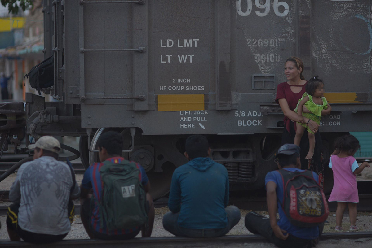 Archivo. Una mujer y una menor, a punto de abordar el tren 'la bestia' en Arriaga, Chiapas. Foto: Isabel Mateos/Cuartoscuro