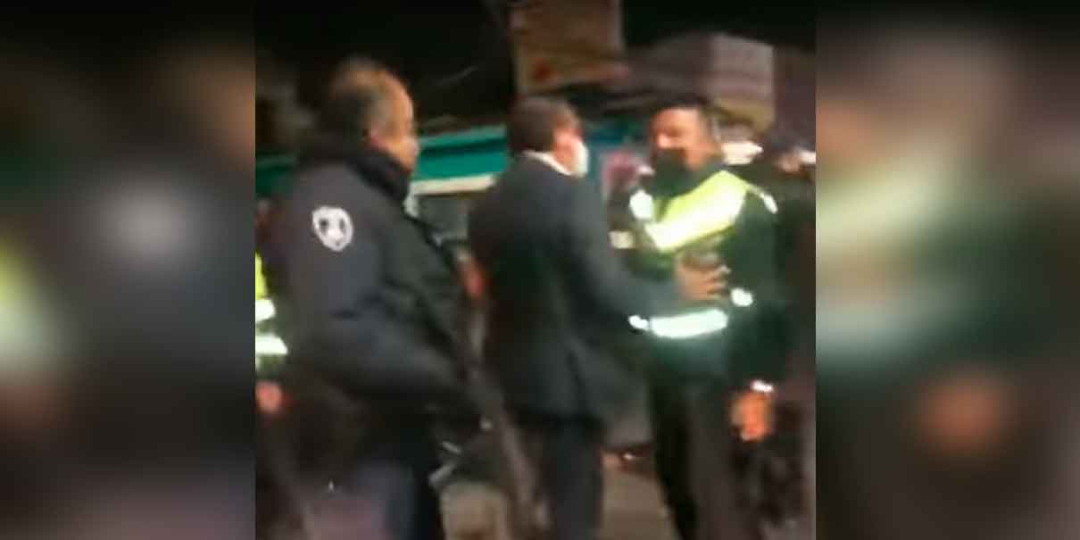 Rogelio López Maya arma show policiaco por andar de jarra en San Pedro Cholula
