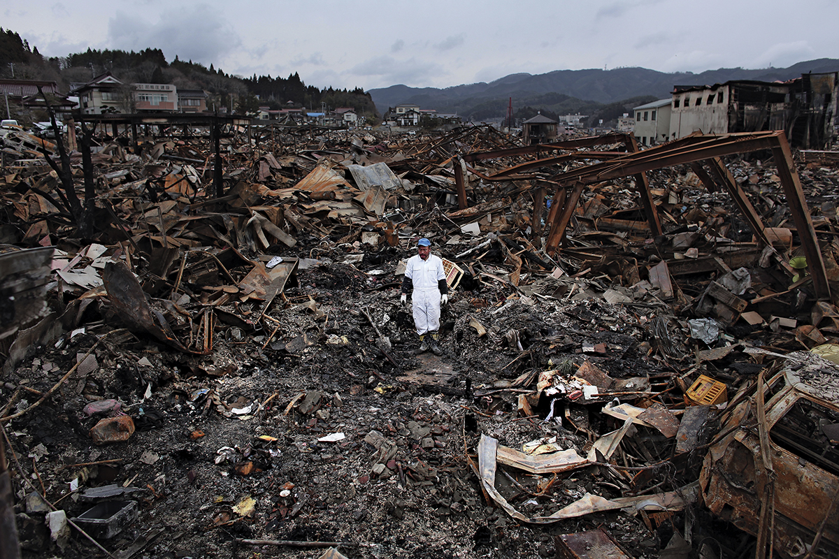 Un hombre en las ruinas de su casa, en Miyagi, en marzo de 2011. Foto: Chris McGrath/Getty