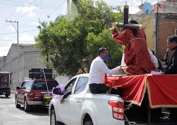 (VIDEO) Líbranos de esta enfermedad, piden poblanos en Procesión del Silencio
