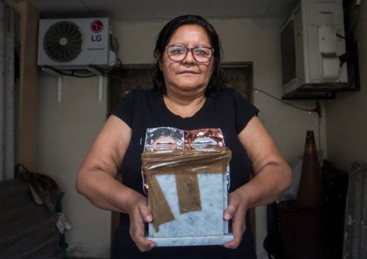 Ecuador: la mujer que vive desde hace 10 meses con las cenizas de un desconocido en el garaje