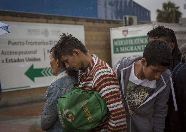 Biden retrasa plan para aumentar admisiones de refugiados en EU