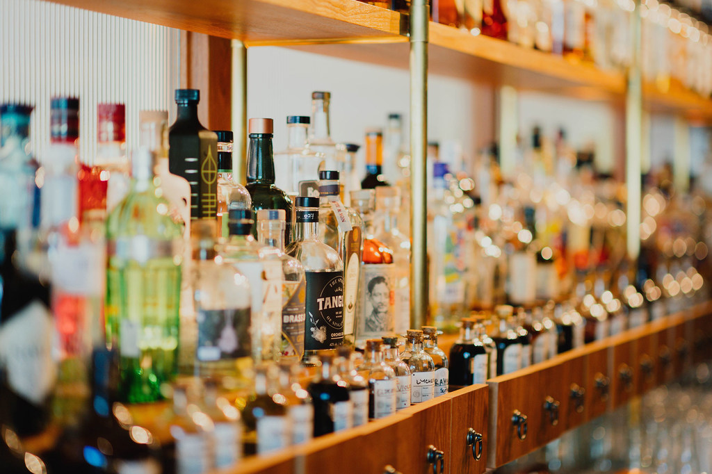 El consumo de bebidas alcohólicas es un factor contribuyente en más de 300,000 muertes. Foto: Unsplash/chuttersnap