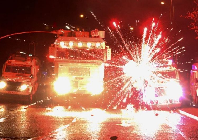 Qué hay detrás del estallido de violencia en Irlanda del Norte que revive fantasmas del pasado