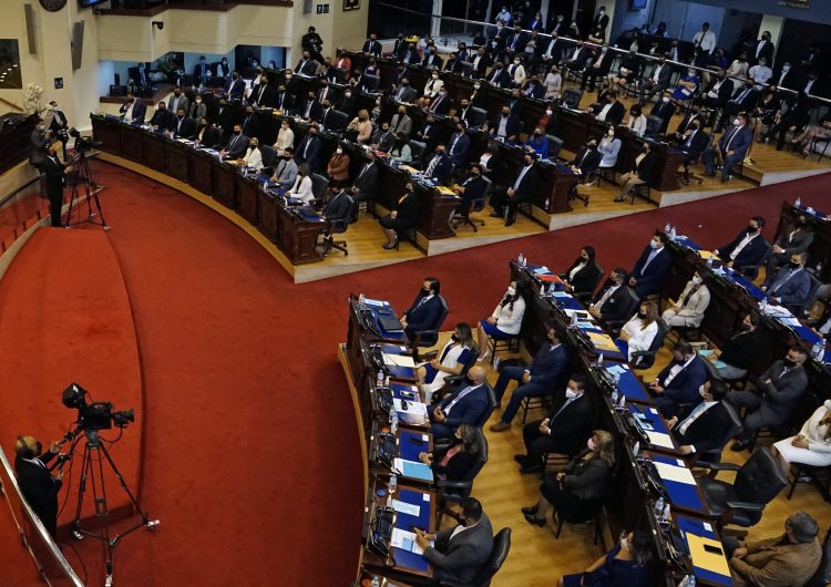 Congreso de El Salvador reforma ley para que periódicos paguen impuestos