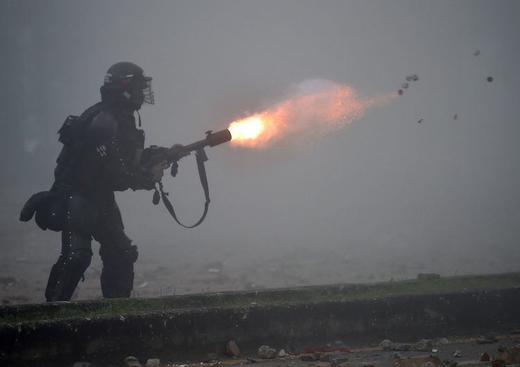 El presidente de Colombia saca a los militares a las calles para frenar protestas que rechazan reforma tributaria