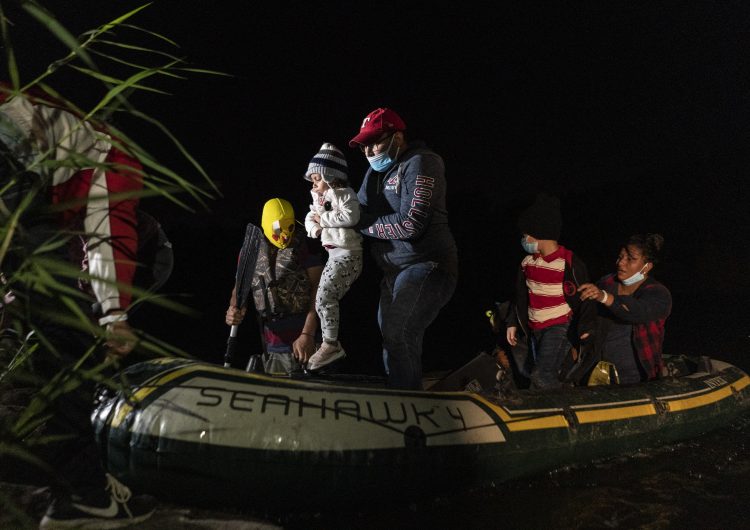 Guatemala asiste a 5 niñas, entre ellas una bebé, abandonadas por traficantes en EU