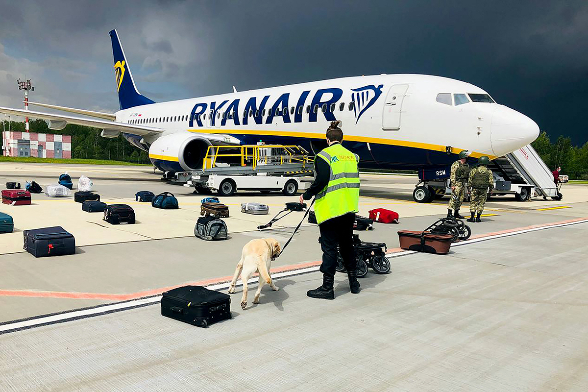 Experto en bombas revisa el vuelo Ryanair, en el aeropuerto de Minsk. Ahí fue detenido el periodista Roman Protasévich. Foto: onliner.by/AFP