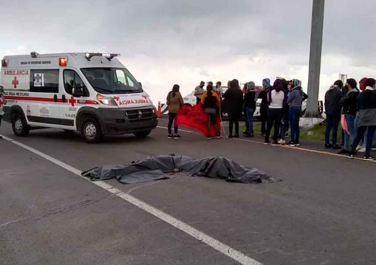 Dos normalistas mueren al saltar de tráiler para saquearlo en Teteles, Puebla