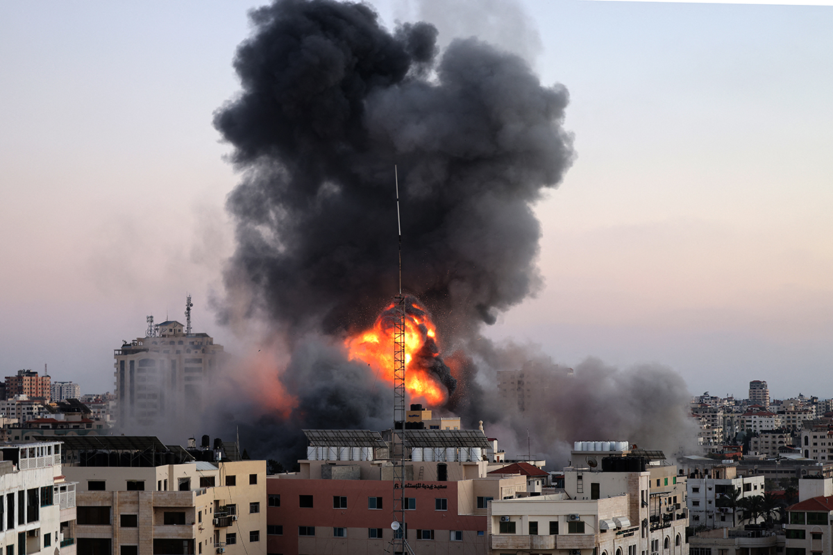 Ataque aéreo israelí en Gaza contra el complejo Ansar, vinculado al movimiento Hamás, el 14 de mayo de 2021. Foto. Mohammed Abed/AFP