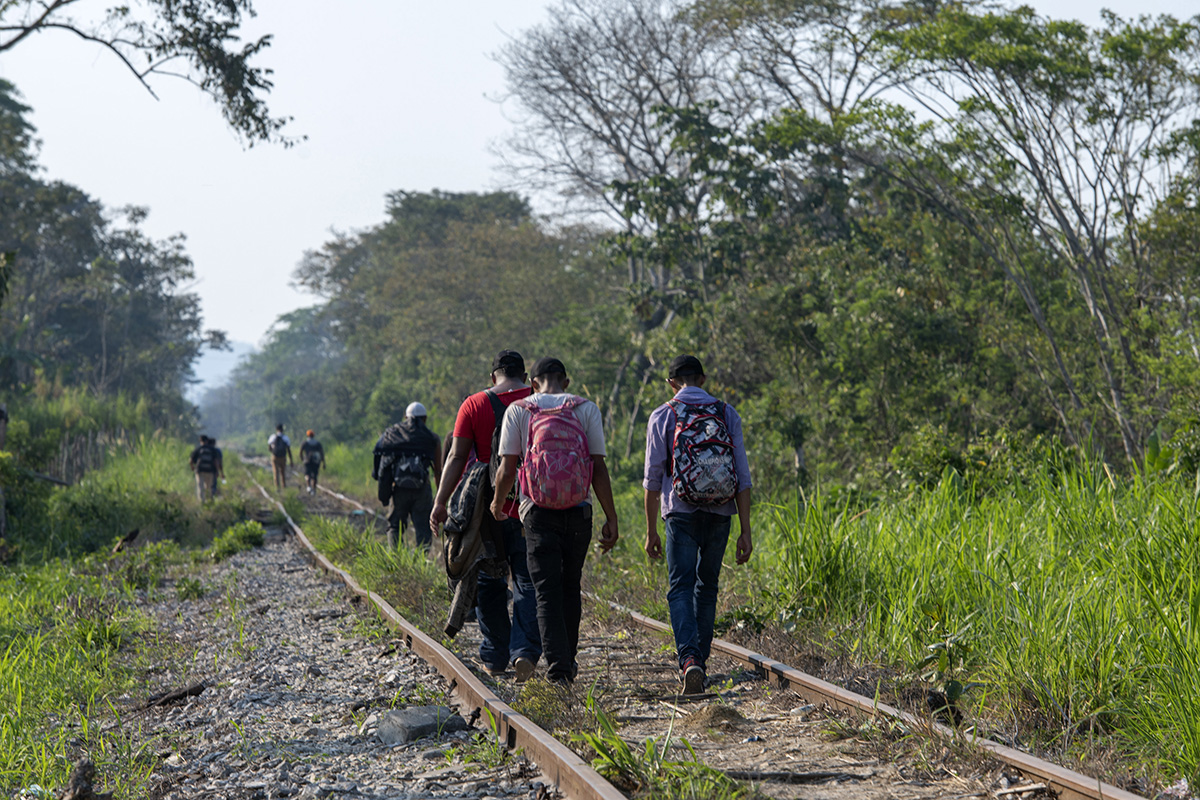 Migrantes hondureños caminan por las vías del tren entre los estados de Chiapas y Tabasco, en México. Foto: Encarni Pindado