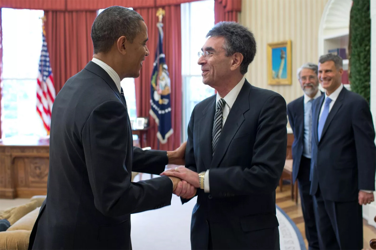 El Dr. Lefkowitz con el expresidente Obama, en la Casa Blanca, antes de la ceremonia del Premio Nobel en Estocolmo, en 2012. Foto: Pegasus Books.
