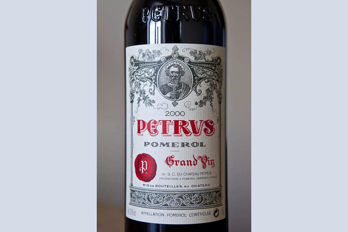 Vino Chateau Petrus Grand Vin 2000, cosecha del milenio, en Pomerol, en la región vinícola de Burdeos, en Francia. Foto: Tim Graham/Getty