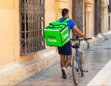 El gobierno español aprueba la reforma para convertir a repartidores en asalariados