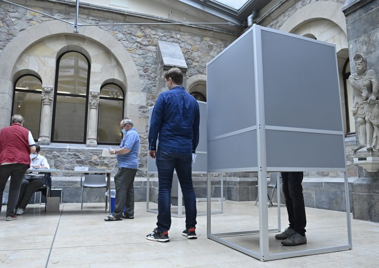 Perú y Alemania celebran elecciones