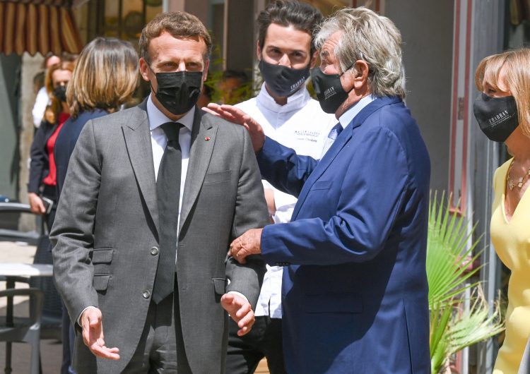 Francia: un hombre da una cachetada al presidente Emmanuel Macron
