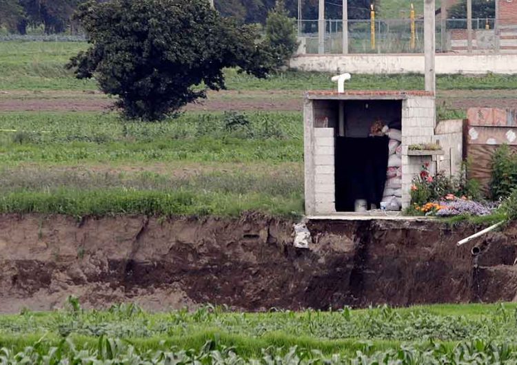 El socavón se traga casa en Juan C. Bonilla