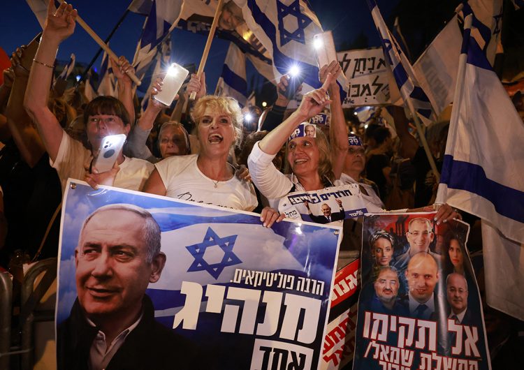 Por qué Benjamin Netanyahu tiene un pie fuera del gobierno de Israel