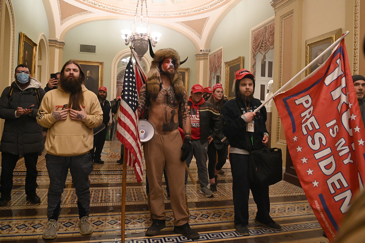 El 6 de enero pasado, miembros de QAnon y otros grupos extremistas asaltaron el Capitolio estadounidense. Foto: Saúl Loeb/AFP