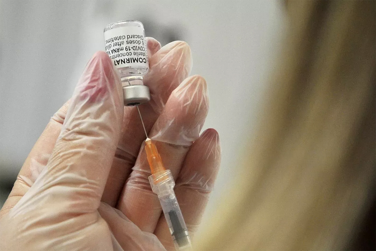 Las vacunas de Pfizer se preparan usando una solución salina. Foto: Vincenzo Izzo/LightRocket/Getty
