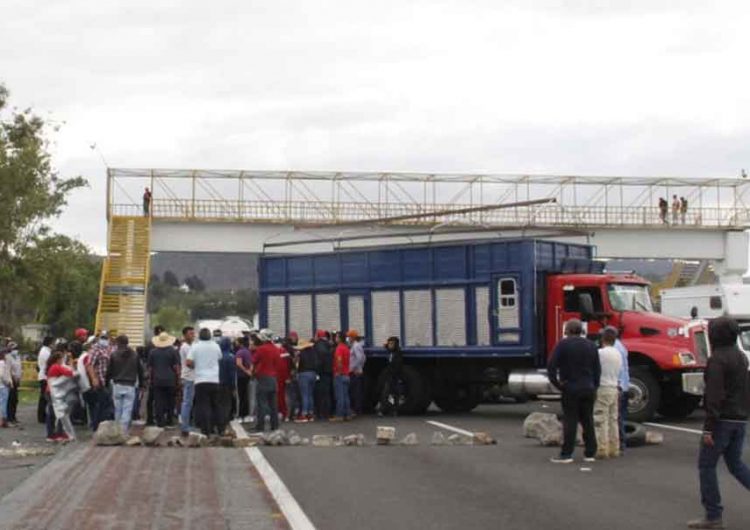 Habitantes de Tlahuapan cierran la autopista y federal México-Puebla; acusan fraude electoral