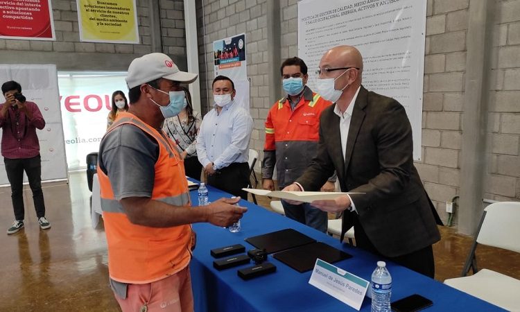 Firman Veolia e INEPJA convenio para combatir el rezago educativo