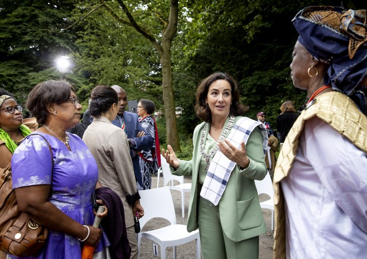 Ámsterdam se disculpa por haber propiciado la esclavitud en el pasado