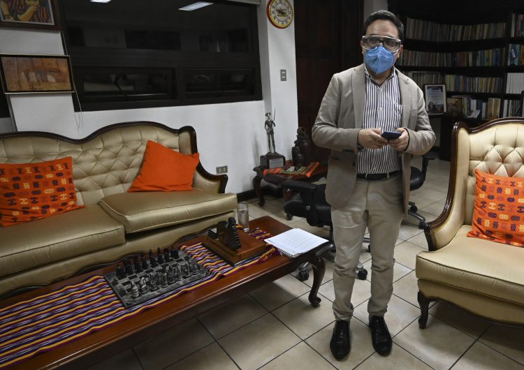 Guatemala: destituyen a fiscal que investigaría al presidente; sale del país para ‘resguardar su vida’