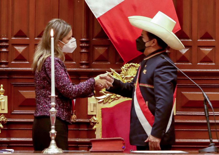 Perú: Castillo anuncia reforma a la Constitución como primera acción presidencial